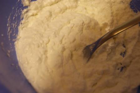 Лепешки из творожного теста с помидором и моцареллой