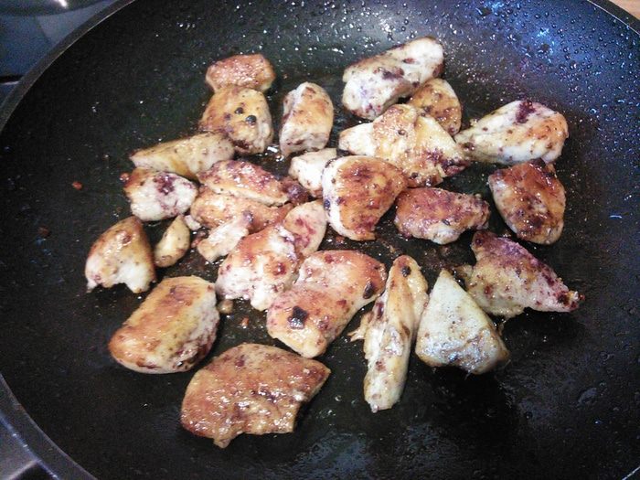 Салат с киноа, курицей и авокадо 
