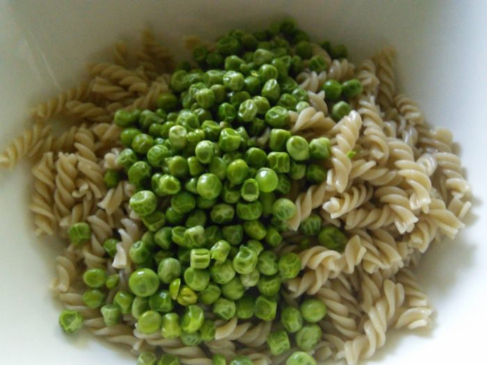 Салат с пастой и зелеными овощами 