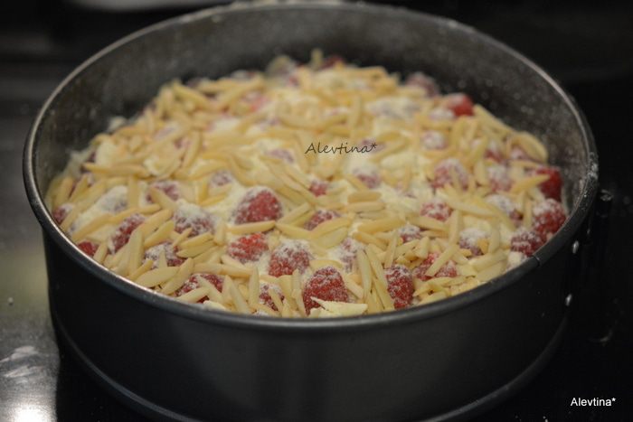 Кекс с малиной и миндалем
