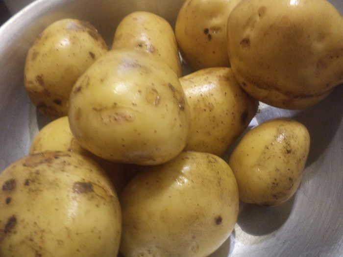 Молодой  картофель,  фаршированный  беконом  и  кукурузой