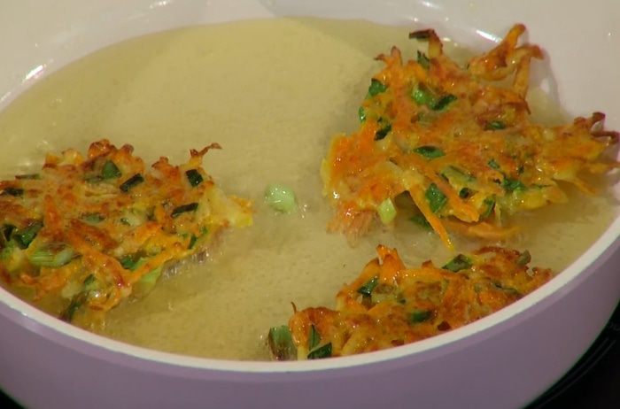 Хрустящие драники с помидорами и маринованным луком 