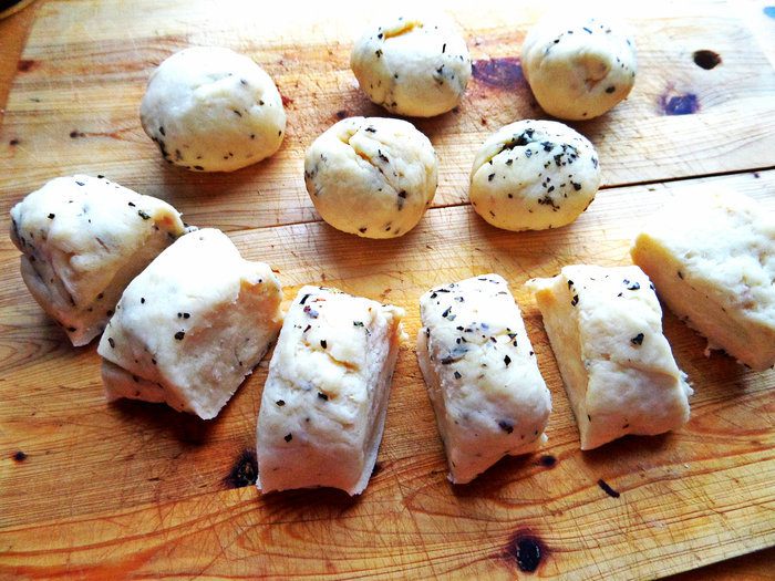Сырные мини-пирожки с овощами и маслинами