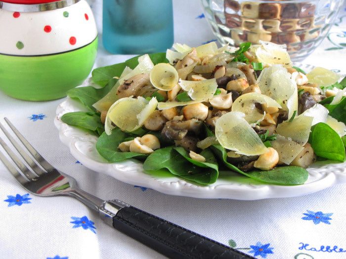 Теплый грибной салат с фундуком и пармезаном
