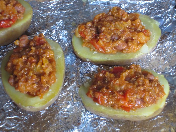 Картофель, фаршированный мясным рагу с фасолью