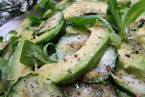 Зеленый салат с авокадо