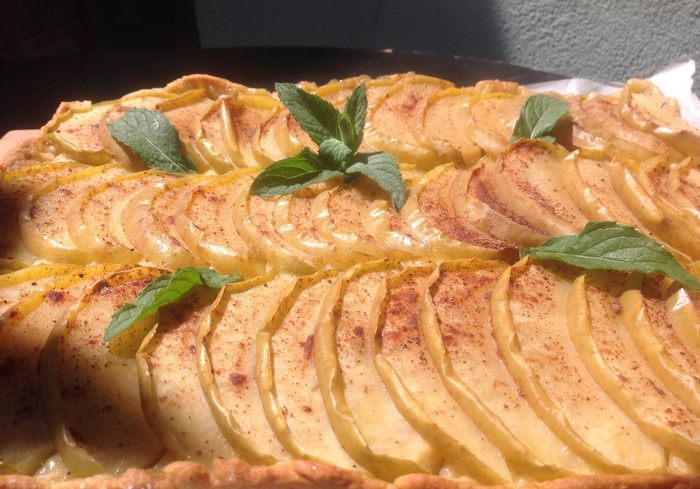 Кростата с яблоками и корицей