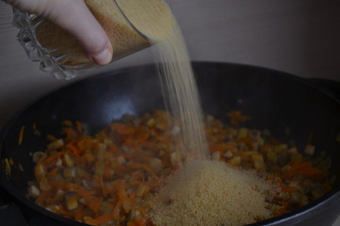 Перец, фаршированный кускусом и грибами