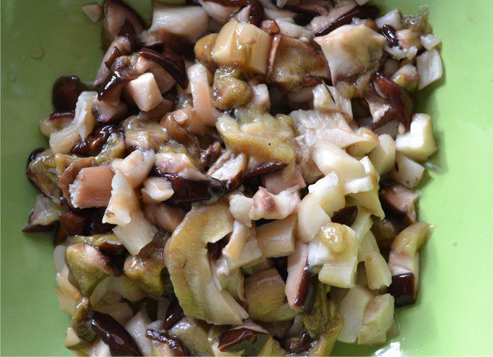 Баклажанные лодочки, начиненные мясом и белыми грибами, под сырной шубкой.