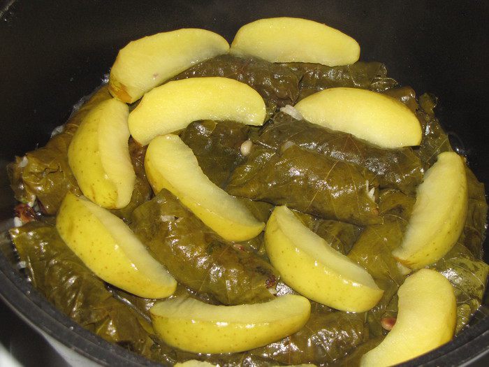 Долма с рисом, изюмом и кедровыми орешками