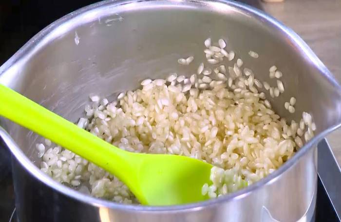 Рисовая каша с белым шоколадом и запеченными персиками 
