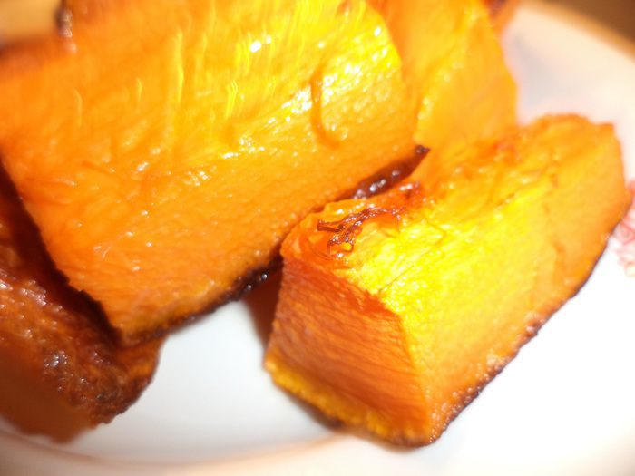 Рулет из бисквитно-тыквенного теста с творожной начинкой