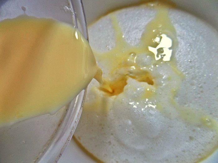 Бисквитные блины с брусникой