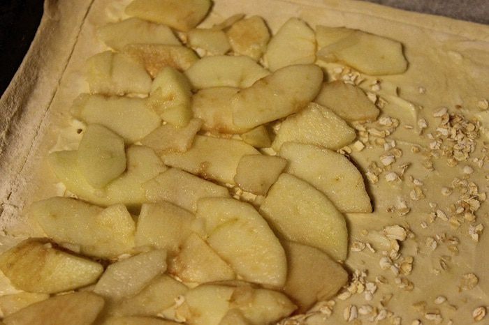 Слоеный пирог с яблоками и корицей