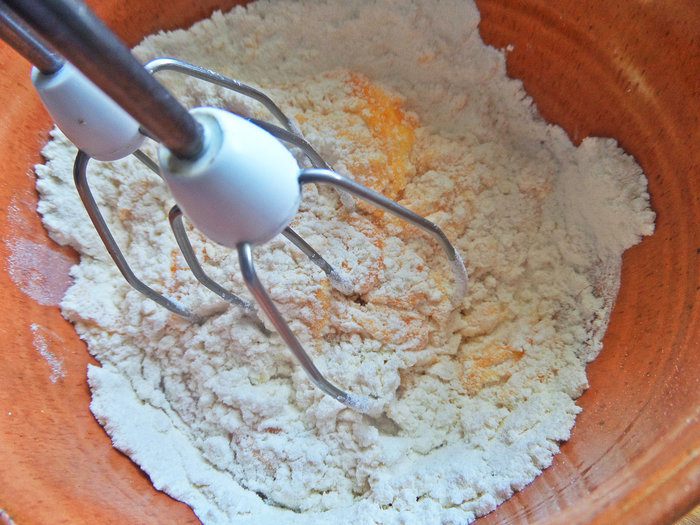 Рулет с творогом и черникой