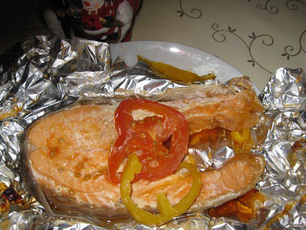Семга с помидорами и перцем, запеченная в фольге