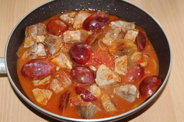 Мясо, тушенное со сливой