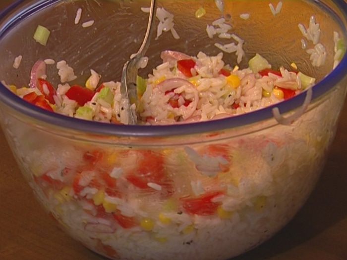 Рисовый салат с огурцами и сладкой кукурузой