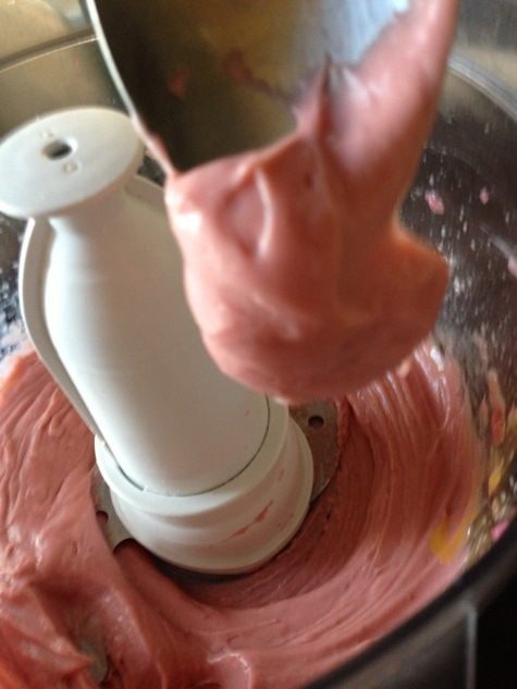 Клубничные профитроли с творожно-базиликовым кремом