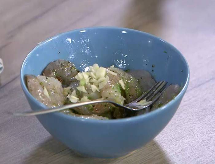 Салат с креветками, огурцом и апельсином 