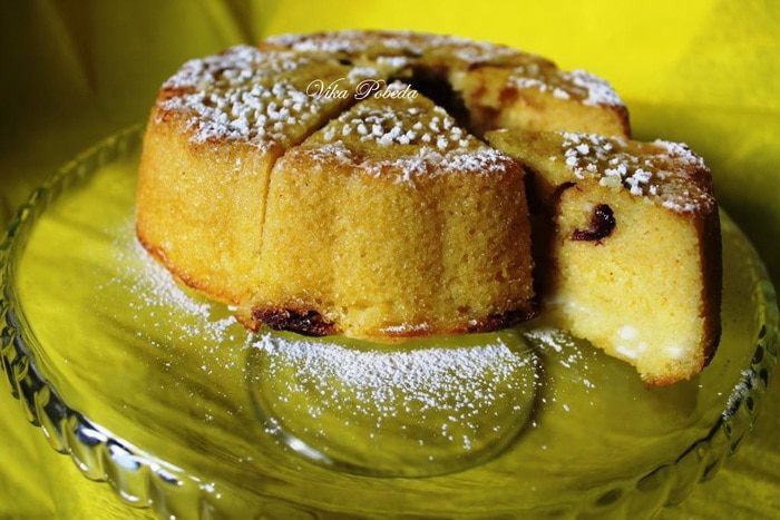 Кукурузный пирог с творогом и вяленой клюквой