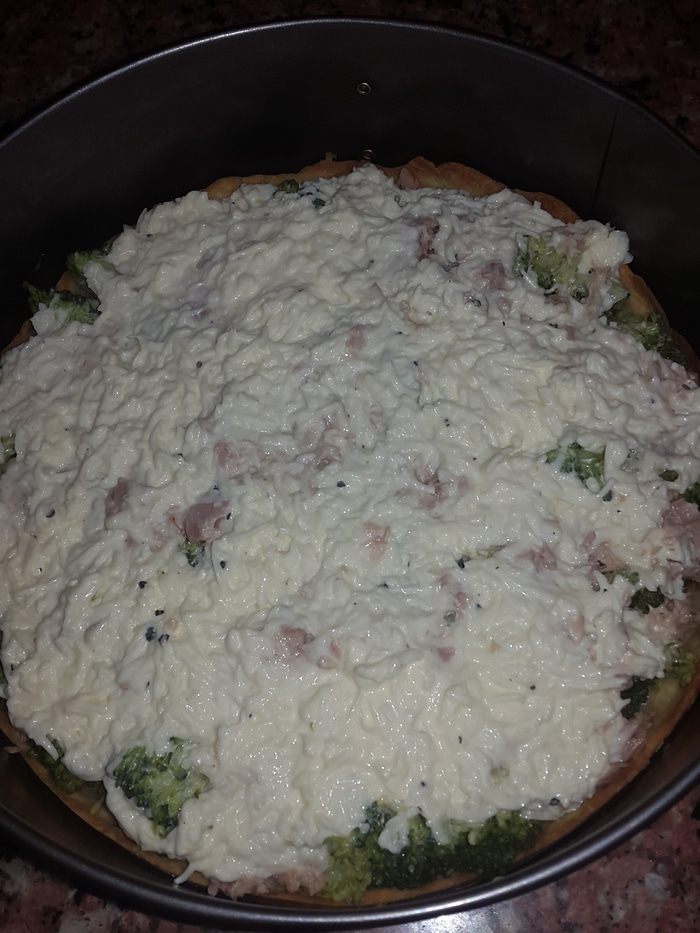 Киш с брокколи, тунцом и сыром