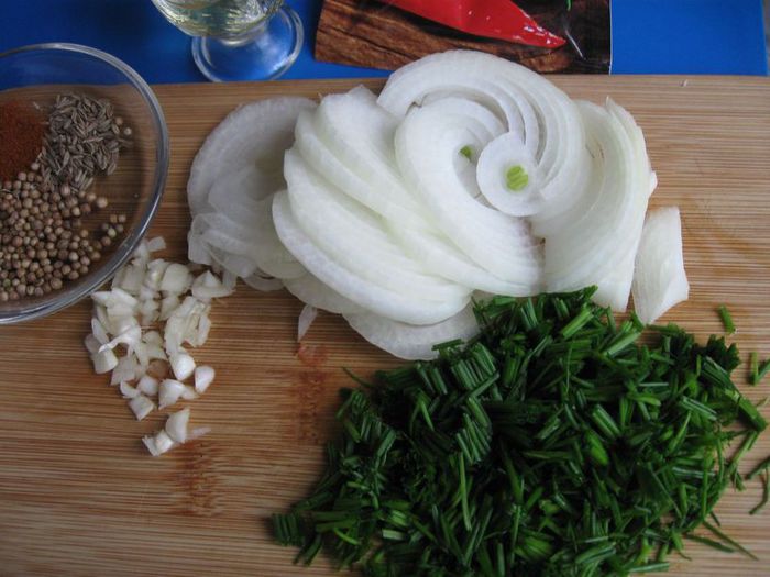 Салат из морковки по-корейски, орехов и зелени