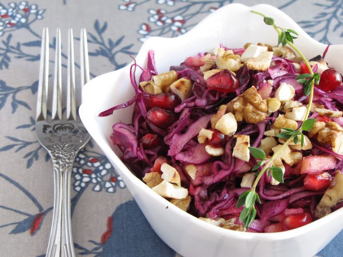 Капустный салат с яблоком, гранатом и орехами