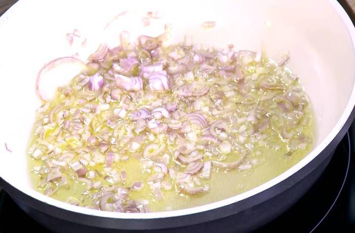 Ригатони с грибным соусом на белом вине 