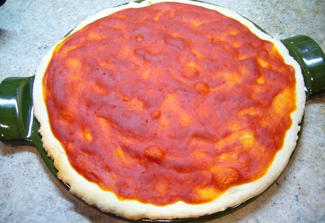 Пицца с томатным соусом и баклажанами