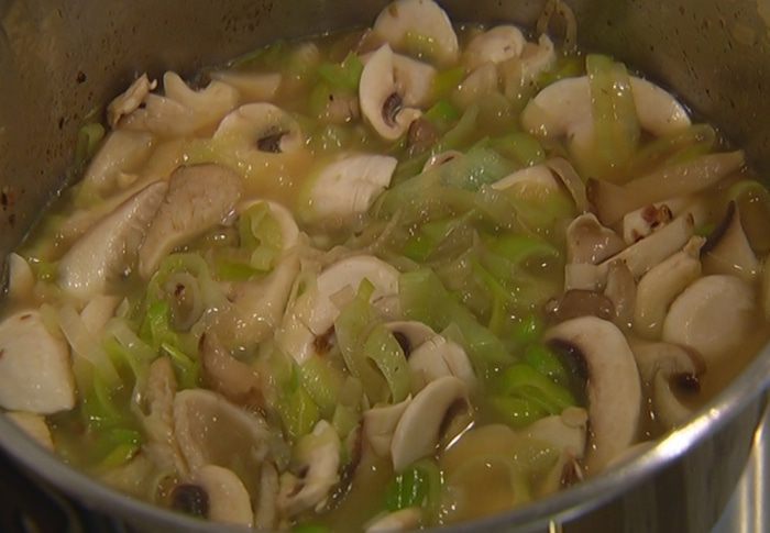 Грибной суп с луком-пореем