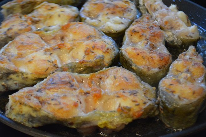Жареный сом с имбирно-чесночным соусом