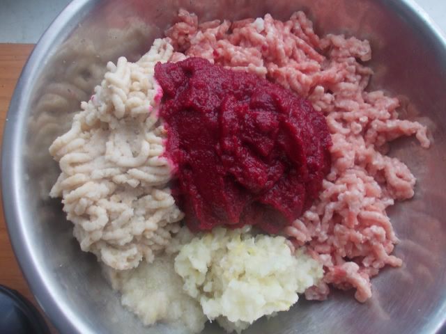 Розовые котлетки под сливочно-грибным соусом