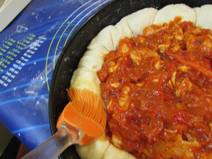 Открытый пирог с сыром и курицей