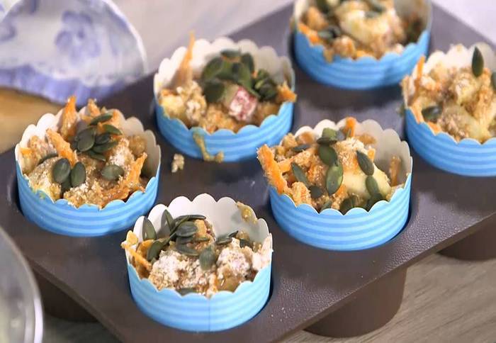Маффины из полбяной муки с яблоком, морковью и тыквенными семечками 