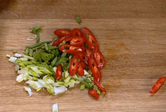 Жареный рис с креветками и курицей, заправленный по-восточному 
