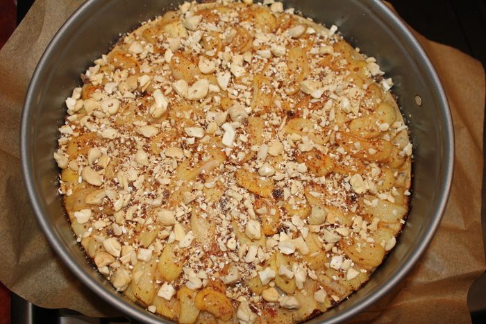 Пирог на кефире с ревенем и ореховой присыпкой