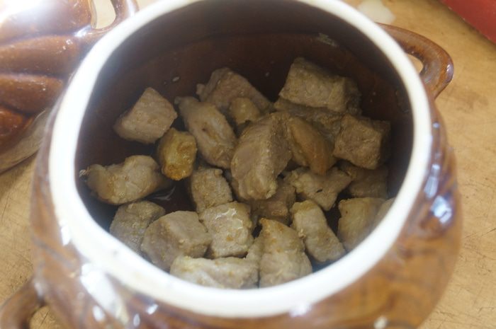 Рагу со свининой и тыквой в горшочках