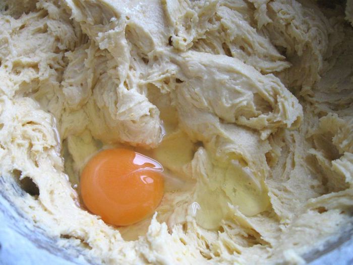 Цитрусовый кекс в шапочке из персиков и фундука