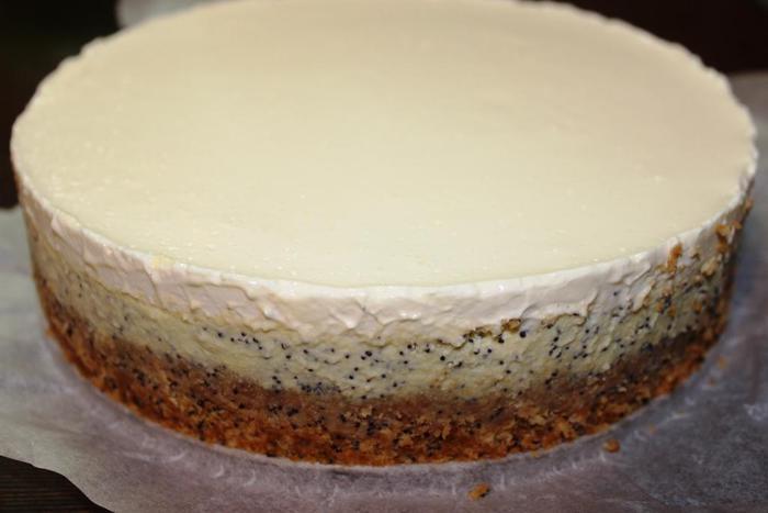 Маковый чизкейк под лимонно-сметанным топпингом