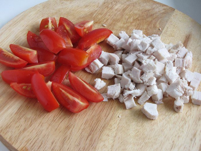 Легкий салат с черешней и куриным филе