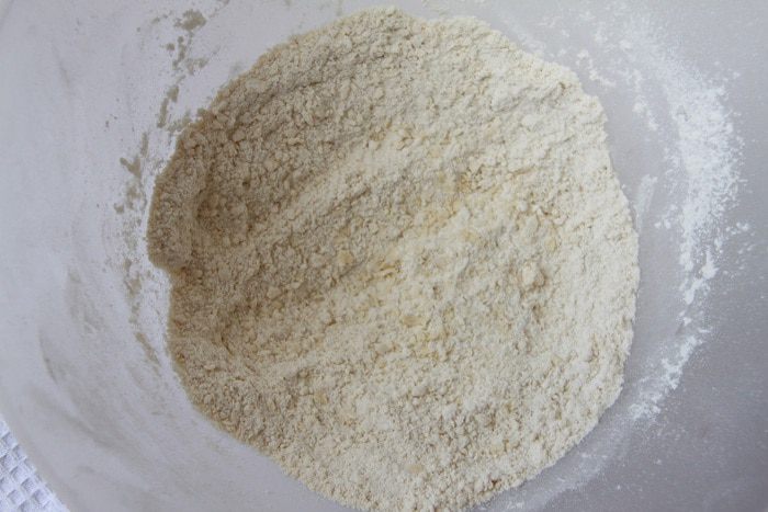 Хлебный завиток с корицей и изюмом