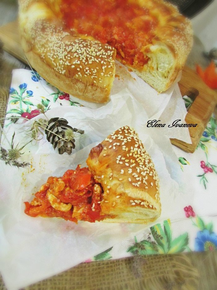 Открытый пирог с сыром и курицей