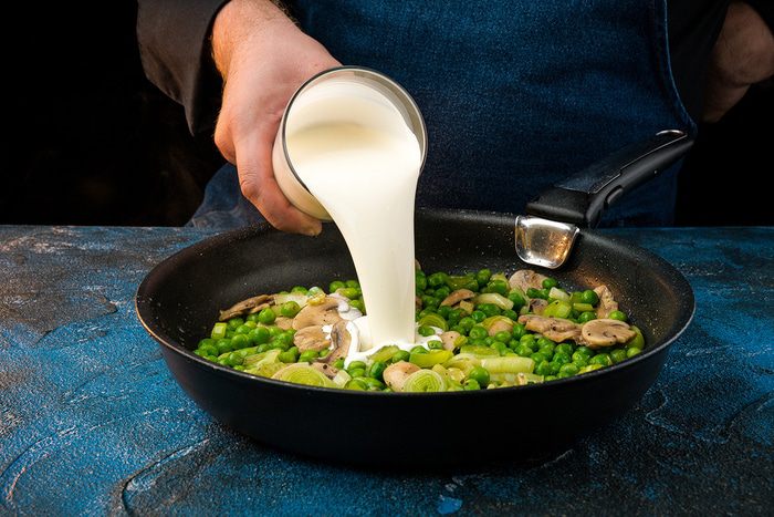 Запеченный палтус с шампиньонами и горошком 