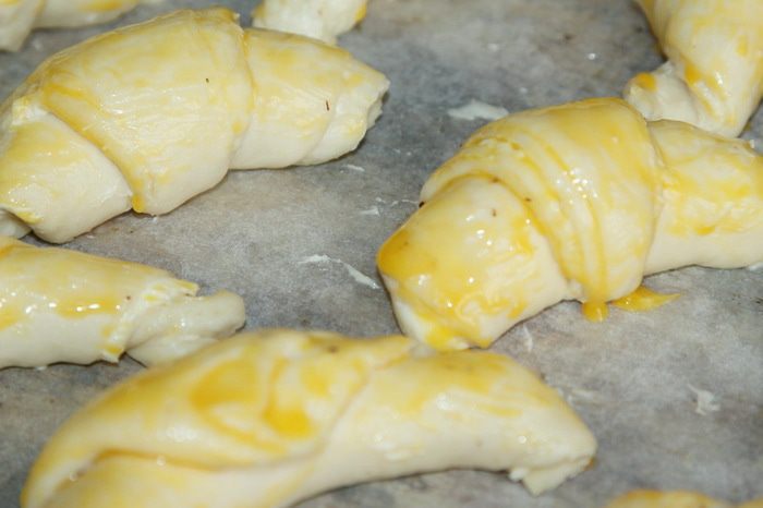 Круассаны с шоколадом (романтический завтрак)