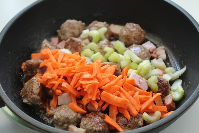 Фрикадельки с фасолью и овощами