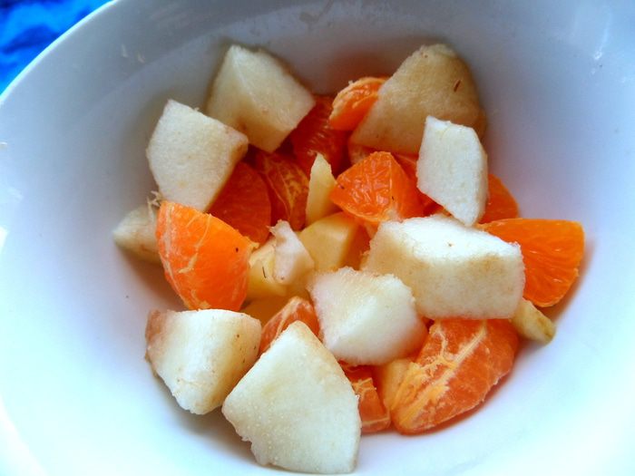 Фруктовый салат с овсяной крошкой и сгущенкой