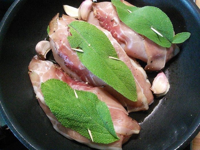 Куриные грудки а-ля сальтимбокка