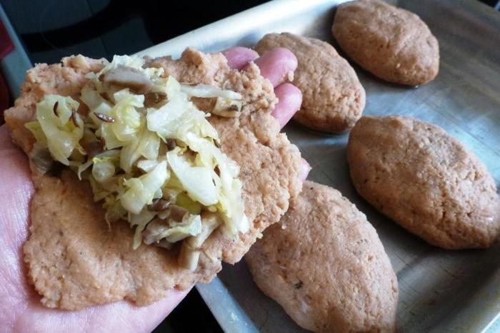 Зразы из кеты с начинкой из капусты и вешенок