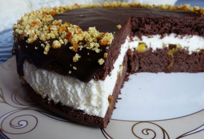 Шоколадный торт с манго и сливочным муссом